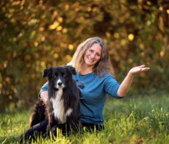 Anja Jakob zeigt mit ihrem Hund eine Übung